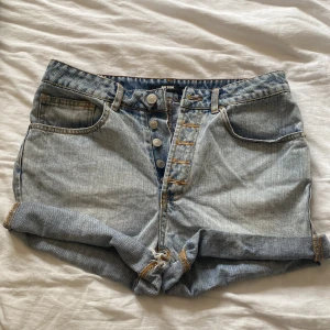 Jeansshorts  - Jeansshorts från Bikbok stl M!   Paketpris vid fler köp av mig❗️