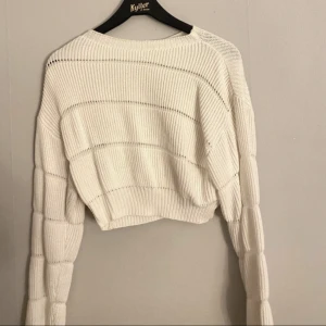 Stickad croptop - En vit stickad croptop från Shein, använd fåtal gånger, storlek M. 