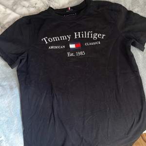 Jättefin t-shirt från Tommy hilfiger. Säljer pga komme ringde till användning så mycket. Andvänd fåtal gånger💞