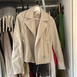 Läder jacka  - Fin beige jacka från Hm, nyskick 