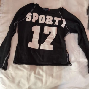 Oanvänd tröja - Snygg tröja, aldrig använd. Storlek 38/40, står det men den ser faktiskt mera ut som S. Nyskick.