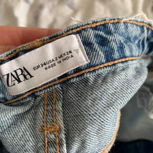 Säljer dessa jeansshorts pga av att dom blivit för små för mig då jag köpte den förra sommaren🥰rätt så andvända men inget som har gått i sönder eller liknande💖