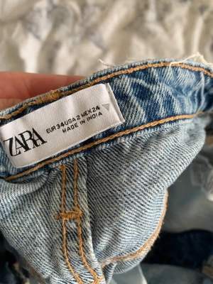 Jeansshorts - Säljer dessa jeansshorts pga av att dom blivit för små för mig då jag köpte den förra sommaren🥰rätt så andvända men inget som har gått i sönder eller liknande💖