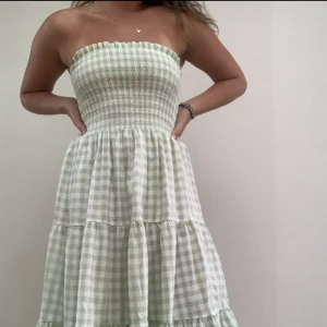 Sommarklänning🤍💚🤍💚 - Superfin medellång sommarklänning, använd en gång. Går ner till mitten av smalbenen på mig. Egentligen är det en kjol, därför stämmer inte riktigt storlek 34. Som klänning är den mer 34-38 eftersom den är så stretchig😎🍏