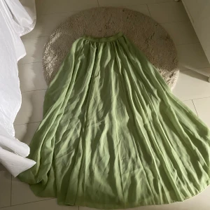 Kjol - Säljer denna jättefina kjol, stolek xs/s, lång kjol, inga fläckar eller hål🫶🏻säljer för 150kr+frakt från zara 