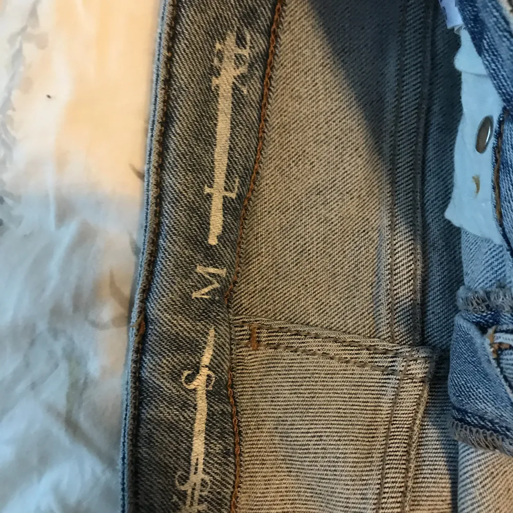 Ett par stretch jeans från bik bok i strlk M. Hål på knäna och är i nyskick. Ja har endast använt dom ett fåtal ggr och säljer för att de inte kommer till användning längre. Super fina oxh jätte mjuka att ha på sig . Jeans & Byxor.