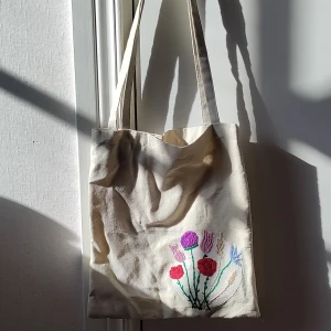 Blommig totebag - Säljer denna superfina totebagen som jag har sytt själv. Passar perfekt nu när det börjar bli vår. Inte jättestor men allt som man har med sig till vardags får plats🌸💕