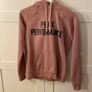 Peak performance hoodie i rosa. Storlek S. Jättebra skick, knappt använd. Säljer då jag aldrig använder den tyvärr💗