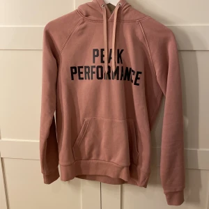 Hoodie - Peak performance hoodie i rosa. Storlek S. Jättebra skick, knappt använd. Säljer då jag aldrig använder den tyvärr💗