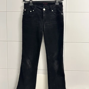 LÅGMIDJADE MANCHESTERBYXOR  - Så coola lågmidjade manchesterbyxor, endast testade av mig. Passar någon mellan 155-160cm.  Så coola, beundrar verkligen passformen man får i dessa!😍  Katthåret rollas självklart bort, innan frakt/möte🖤