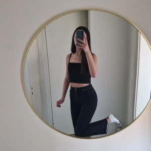 Svarta jeans - Raka svarta jeans från Na-Kd. Var min favoriter men har blivit för små. Är 178 cm lång.