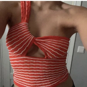 söt topp till sommaren  - söt topp som inte kommer till användning passar s, köptes för ca 250 kr säljer för 100 + frakt 