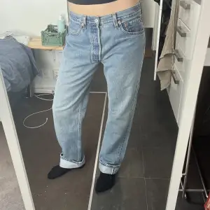 Så fina Levis jeans i fint skick! Sitter baggy på mig med s. Jag är 168cm lång. Pris är diskuterbart!!!