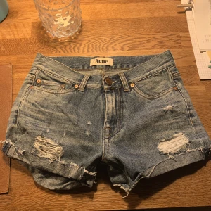 Jeansshorts - Supersnygga jeansshorts från acne i en fin tvätt. Använda fåtal gånger så är i fint skick. Säljer då dom blivit lite för små för mig 