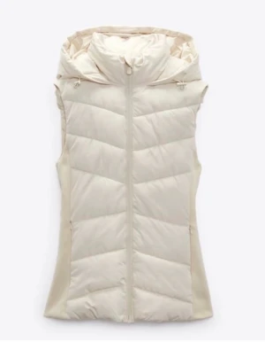 Zara väst  - Säljer min zara väst, använd några gånger men kommer inte till användning längre. Skriv för bilder på den eller om det är någon fråga🌸