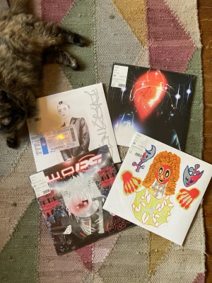 Bladee vinyler! Nya inplastade Drain gang - Bladee vinyler oöppnade med originalplast kvar.   Eversince  (blå)- 1000kr Working on dying  (silver) - 750kr Red light (dark marble)- 750kr Exeter- 750kr (gul)  Paketpris för alla 2900kr  Kan tänka mig byta 1 mot 1 Yung lean, död mark, thaiboy vinyl 🥰 