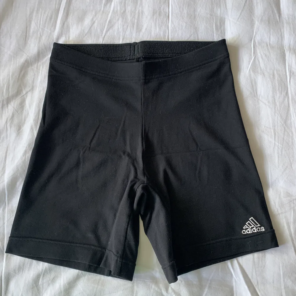 säljer mina adidas compression shorts då de blivit för små för mig! strl S men passar XS också . Shorts.