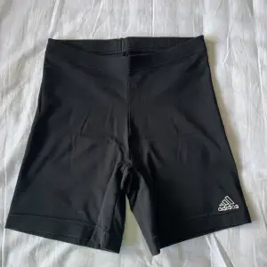 säljer mina adidas compression shorts då de blivit för små för mig! strl S men passar XS också 