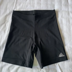 adidas gym/compression shorts - säljer mina adidas compression shorts då de blivit för små för mig! strl S men passar XS också 