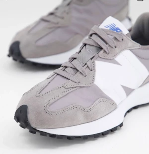 New Balance 327 - Sneakers från New Balance 327  Färg: grå  Storlek: 38 alt. se bild  Skick: använda ett fåtal ggr, finns inget att anmärka på 