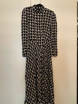 Fin klänning från Zara - Fin svartvit vadlång långärmad klänning från Zara. 