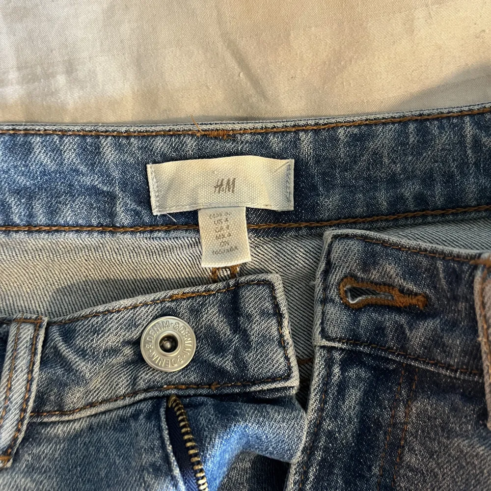 Jeans från H&M i storlek 34. Superfint skick och knappt använda. 100 kr. Jeans & Byxor.