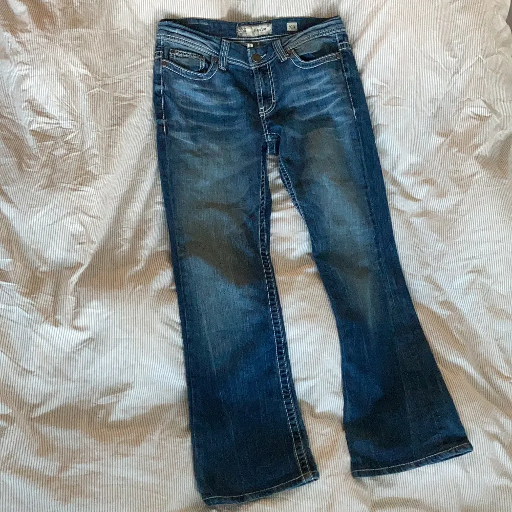 Y2K-jeans med lite bootcut från BKE Denim. Strl 30/32, sitter bra i längd och blir lite loose fit på mig som är 168 lång och har storlek 36!. Jeans & Byxor.