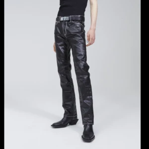 Svarta eytys byxor - Svarta eytys byxor i storlek 28/34. Byxorna är uppsydda så att de ska passa någon i längden 163-169 ungefär. Jag är 165 och de passar perfekt på mig. Använda endast 1 gång