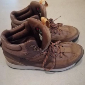 Lacoste - Fina par kängor som man kan använda på hösten och vintern.              Lacoste 