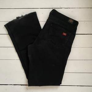 Svarta Dickies jeans i ’Relaxed’ modellen. Använt få tal gånger. Dessvärre är de lite slitna där nere då de är för lång för mig. Köpt för 500kr säljer för 300kr! Skriv privat vid funderingar. 