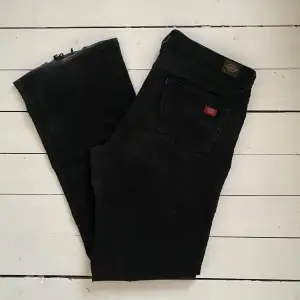 Svarta Dickies jeans i ’Relaxed’ modellen. Använt få tal gånger. Dessvärre är de liteee slitna där nere då de är för lång för mig. Köpt för 500kr säljer för 300kr! Skriv privat vid funderingar ❤️