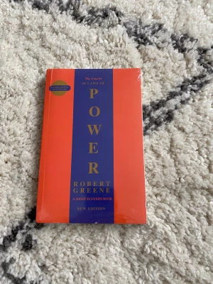 48 laws of power - 48 laws of power. Skriven på engelska. Nyskick. Psykologiskt bok. Perfekt för män. Möts upp eller fraktar via Plick. 