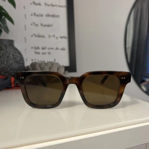 Chimi Solglasögon  - Använda men i bra skick. Chimi Brunasolglasögon. Köpta förra året. 