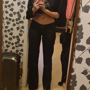 Lågmidjade jeans - Lågmidjade med super cute detalj på bakfickorma