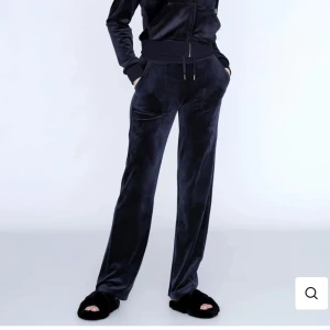 Juicy Byxor - Mörkblå ”Night sky” juicy byxor i ett väldigt bra skick. Finns inga defekter på! Nypris: 1100 kr! Hör av dig om du vill ha egna bilder eller om du har frågor. Pris kan diskuteras vid snabbt och smidigt köp!☺️💖