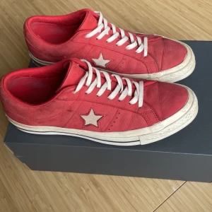 Röda converse - Röda one-star Converse. Väl använda, storlek 42.