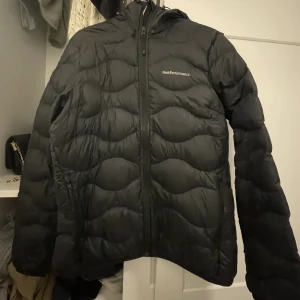 Peak performance jacka❤️ - Säljer denna peak performance Jacka som är i Storlek M men passar också S! Den är bara använd fåtals gånger då jag köpte en ny jacka och ej behöver denna mer❤️