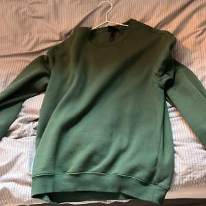 Grön hm sweatshirt som är använd fåtal gånger priset kan diskutera 