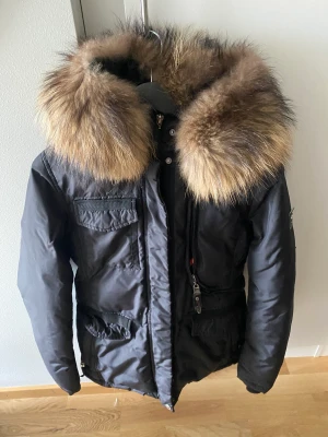 Hollies jacka i 38 - Hollies jacka i storlek 38. I använt skick. 