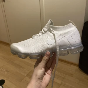 Vita vapormax - Lite andvända men ändo bra skick är öppen för trade