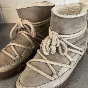 Inuikii skor - Säljer dessa fina, hela, äkta Inuikii skor. Skicket är bra, men har fläckar främst på snörena (går att köpa nya snören). Lite skiftande i färg. Skriv vid frågor💞 Storlek 39, pris 750 kr. Nypris ca 3000kr