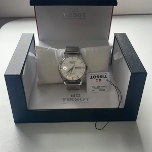 Tissot Visodate Automatic - Jag erbjuder en "Tissot Visodate Automatic" klocka. Klockan har varit sparsamt använd och är i bra skick. Den kommer komplett med originalbox och allt som medföljde vid köpet. Nypriset för klockan är 6700 kr.