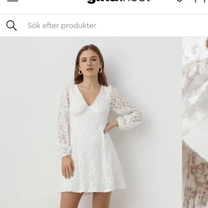 Avslutnings/student klänning - Säljer min avslutningsklänning från förra sommaren då den inte längre kommer till användning! Klänningen är slutsåld på ginas hemsida och nypris är 699kr💗