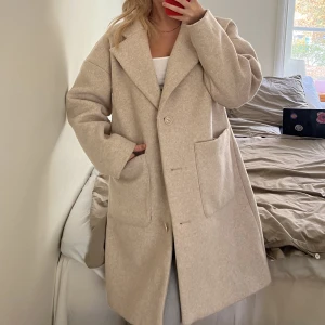 Jacka  - Så fin jacka ifrån NA-KD. Använd fåtal gånger, lite nopprig på vissa ställen men går absolut att ta bort. 