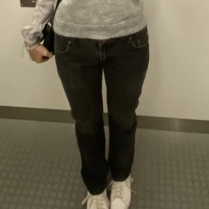 Lågmidjade jeans - Skitsnygga lågmidjade jeans! Svarta/grå i färgen🩷midja rakt över 40cm och innerbenslängd 82cm☺️