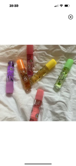 Läppoljor - Söta läppoljor nu till hösten som är perfekt för spruckna och torra läppar. Innehåller bland annat vitamin E olja och är underbar på torra läppar. Finns i dofterna grönt äpple🍏, vattenmelon🍉, vindruvor🍇 ananas🍍, jordgubb🍓 och körsbär🍒 50kr st