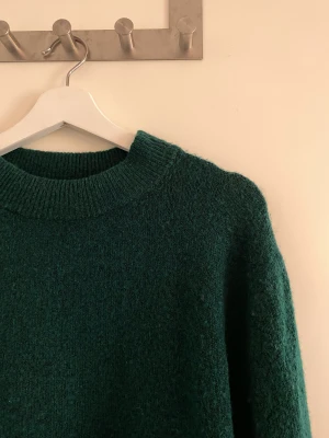 Grön stickad tröja  - Använd fåtal gånger. Superfin färg men inte riktigt min stil 💚