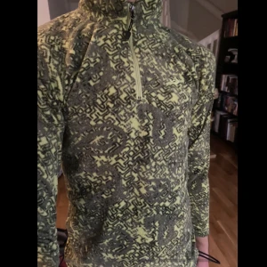 Fleece Zip up - skitsnygg grön zip up fleece i XS