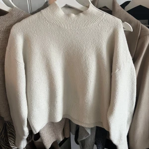 Stickad tröja  - Vit stickad tröja från &other stories! Fint skick. Kan mötas i Göteborg!