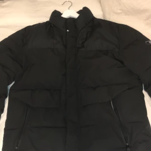 Jack & jones Jacka  - Herrjack från Jack & Jones. Har användes i 2-3 månader och är i topp skick. Har även luva till jacka som man inte kan se på bilde.Tveka inte höra av dig vid intresse eller om du har någon fråga. Ordinarie pris: 999. Pris kan diskuteras vid snabb affär 